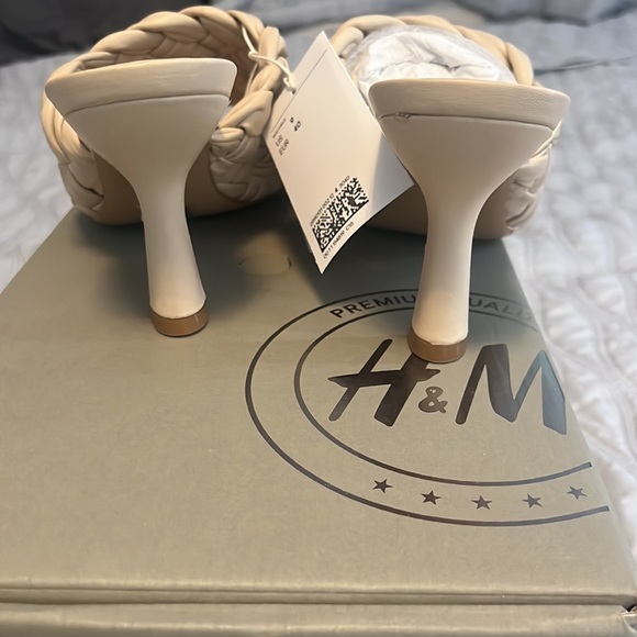 NWT leather sandals MAKE AN OFFER - Picture 5 of 5